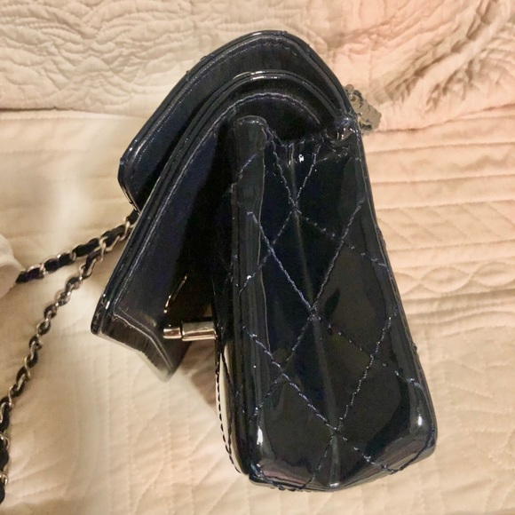 CHANEL navy patent leather shoulder flap bag - Picture 13 of 16